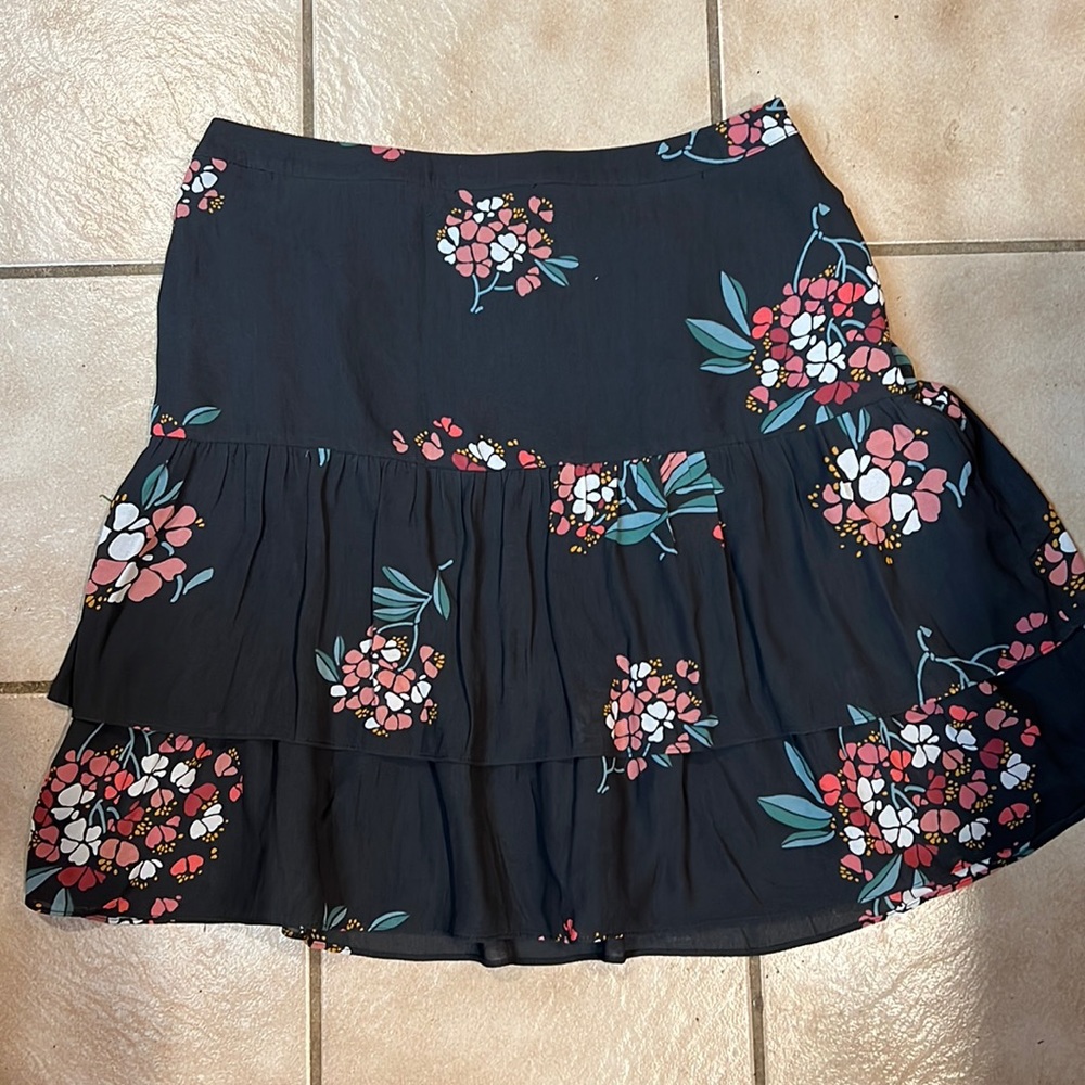 Loft size 4 women’s midi skirt like new.